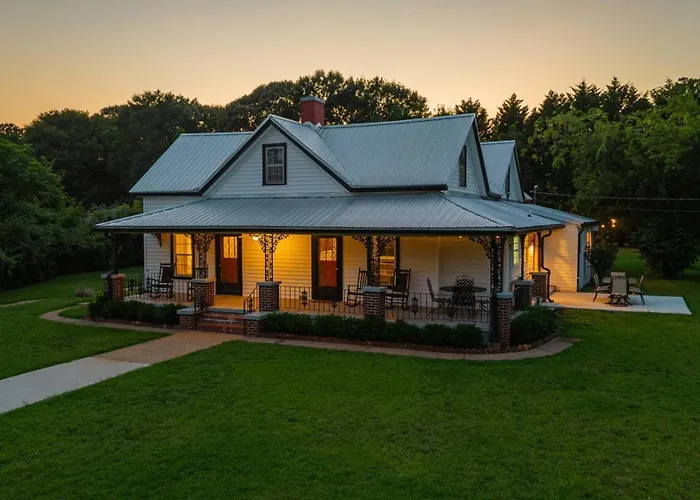 The Bulldog Farmhouse - 100Plus Year Old Home
